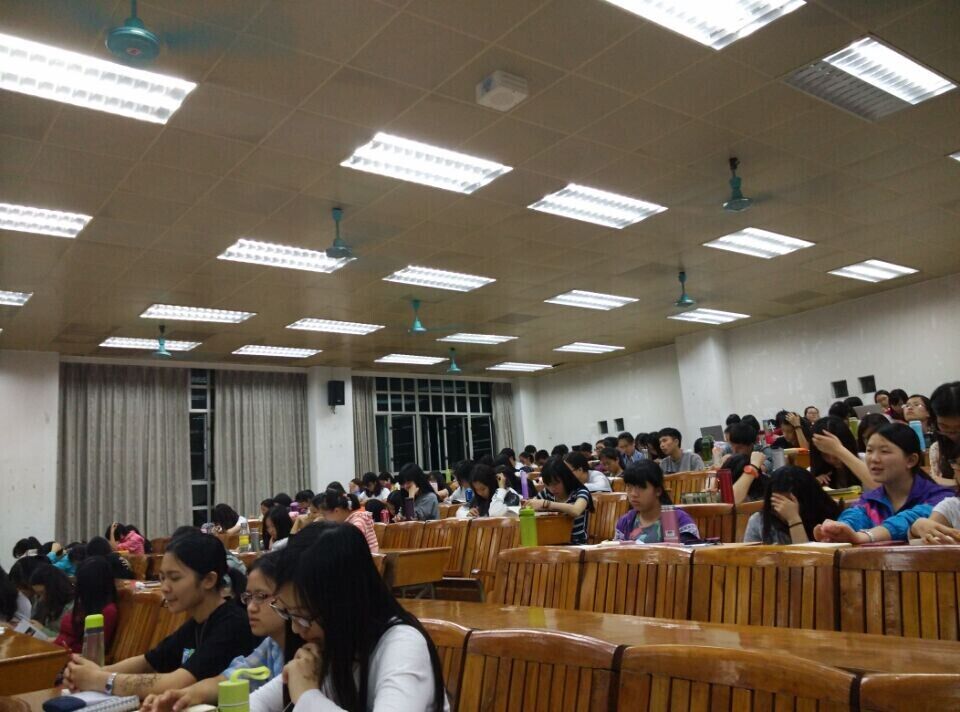 商英学院同学正在认真听讲 伟德国际1946