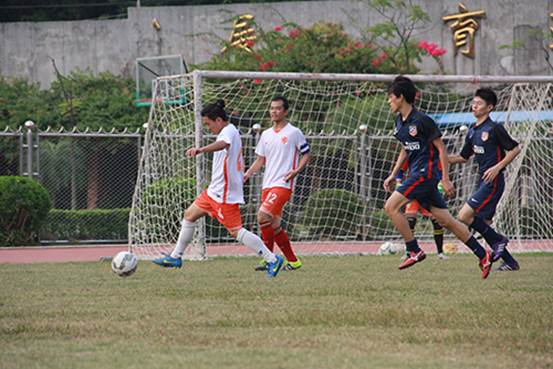 我方球员在龙门前积极防守